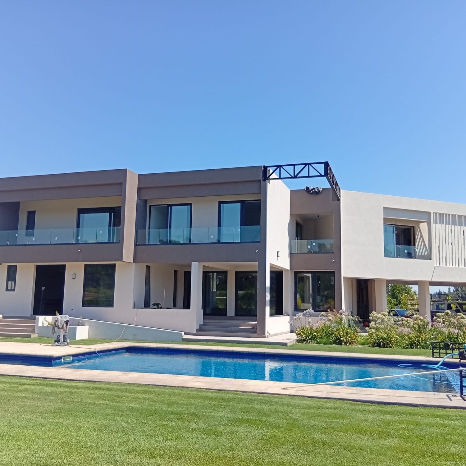 Obra Calera de Tango: ventanas de pvc grafito marca Rehau con termopanel